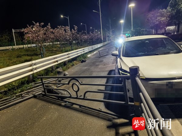 泛策略 网约车司机凌晨打瞌睡，路边护栏被连根&ldquo;拔&rdquo;起